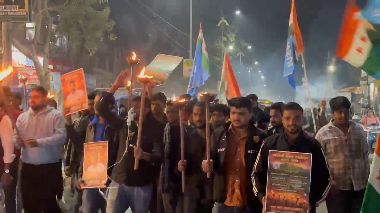 अरावली बचाओ आंदोलन के तहत एनएसयूआई का मशाल जुलूस