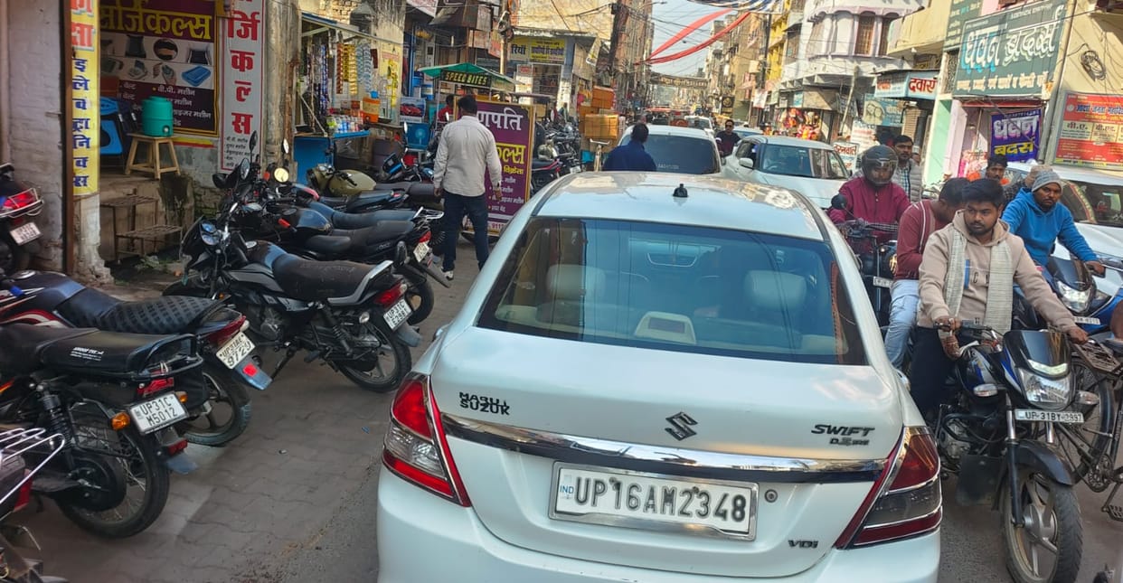 Permanent parking not found, roads groaning with traffic jams