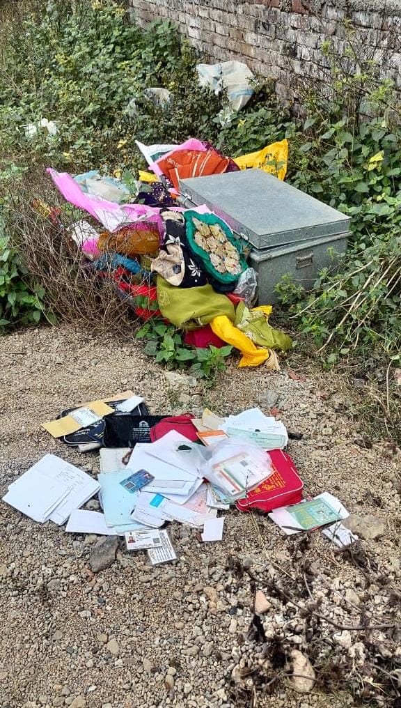 Thieves took away goods worth lakhs from three houses