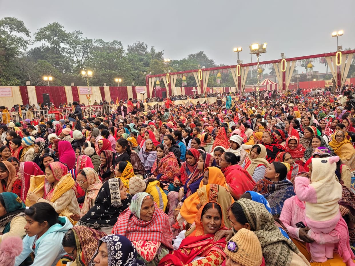 Large crowds gathered for the Savamani Havan festival, and flowers were showered during the flag procession.