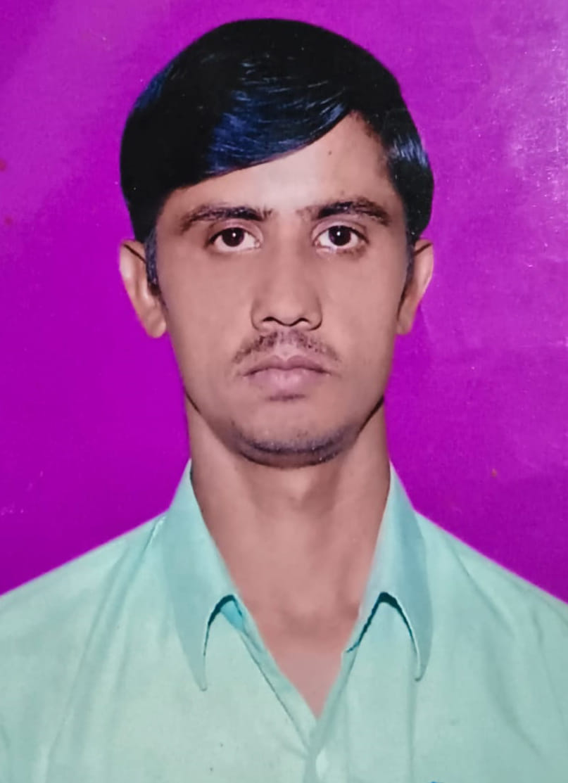 A bike collided with a trolley parked on the roadside without reflectors, killing a father and injuring his son and sister-in-law.