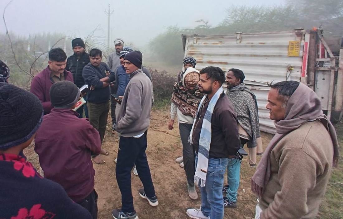 Dense fog causes container to overturn, driver survives