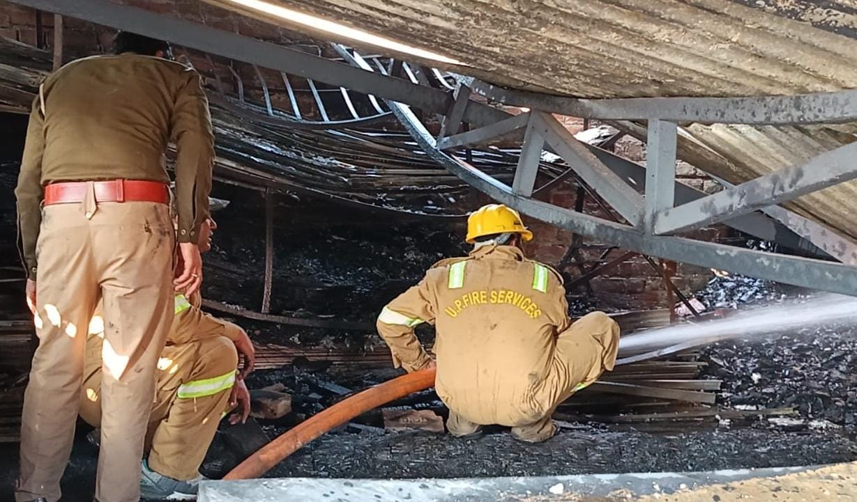 Mattress warehouse burnt to ashes due to welding spark, two people got burnt