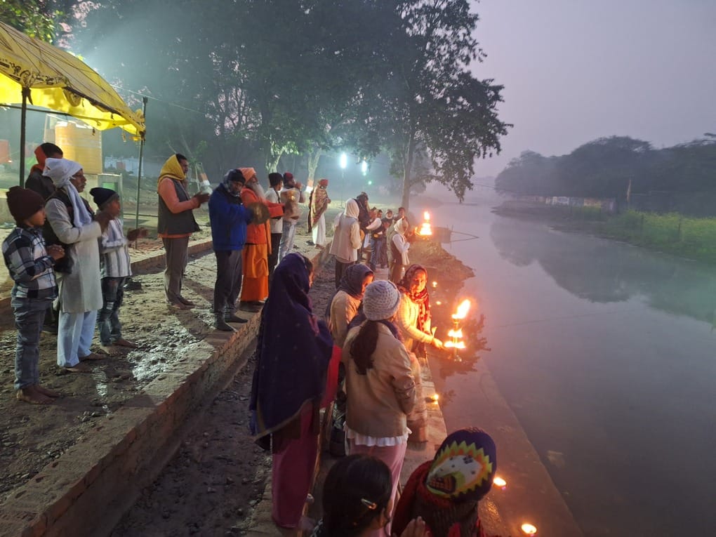 A grand Ganga Aarti was held at Gayatri Ganga Ghat.