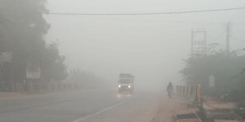 The city is covered in a blanket of fog; the biting cold will last for three days.