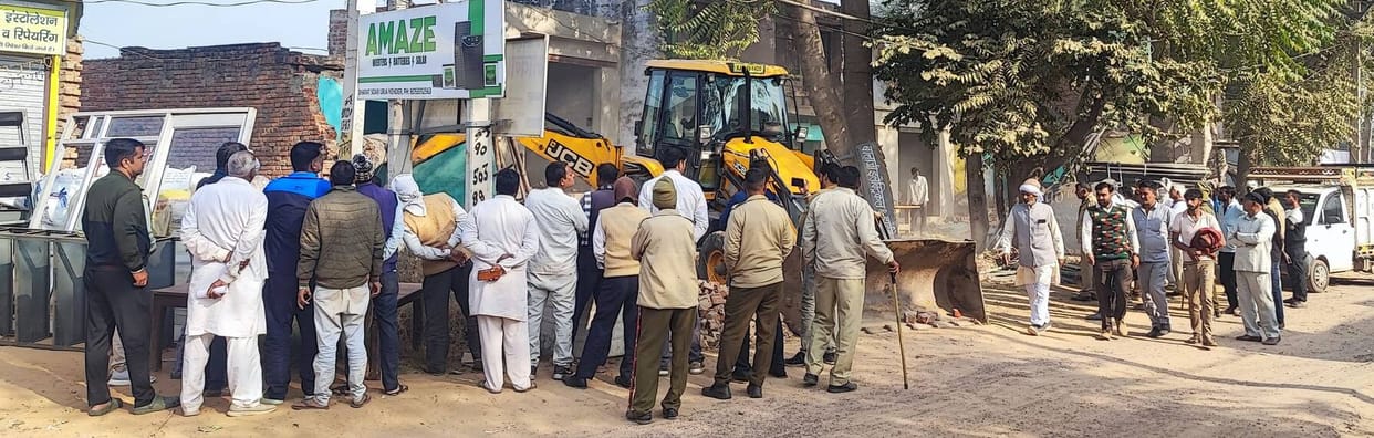 Encroachments removed from the sides of the road at Daungra Ahir Chowk.