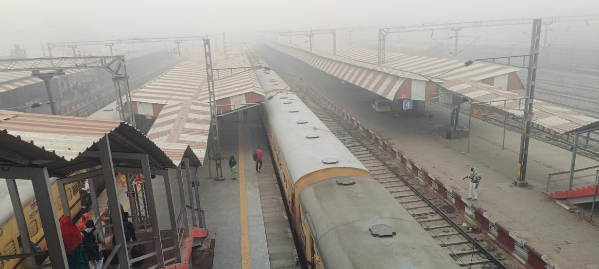 Dense fog delays three long-distance express trains