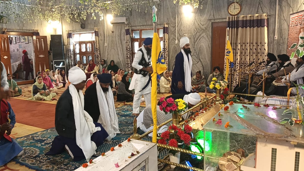 Akhand Path in Gurudwara, Sangat delighted with Shabad-Kirtan