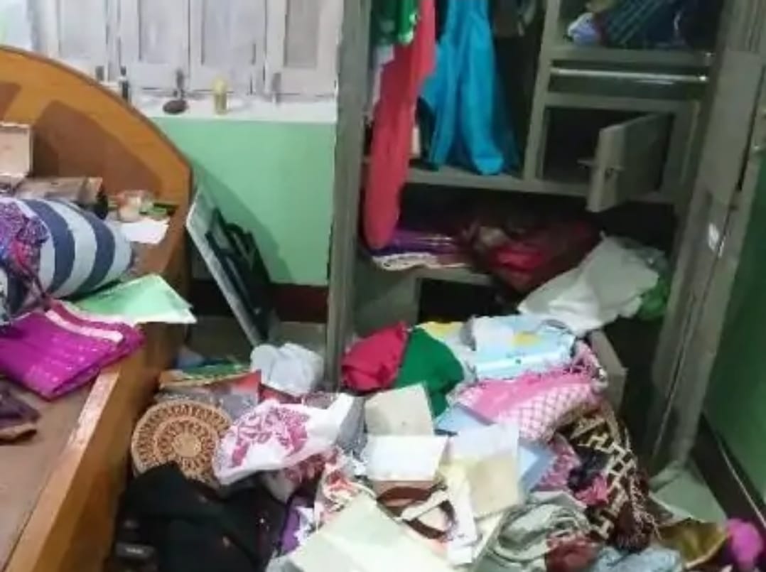 12 tola gold, Rs 2.35 lakh cash and dollars stolen from house