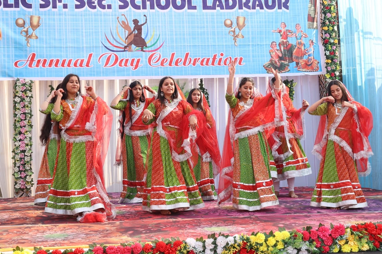 The students performed brilliantly and received applause for their dance.