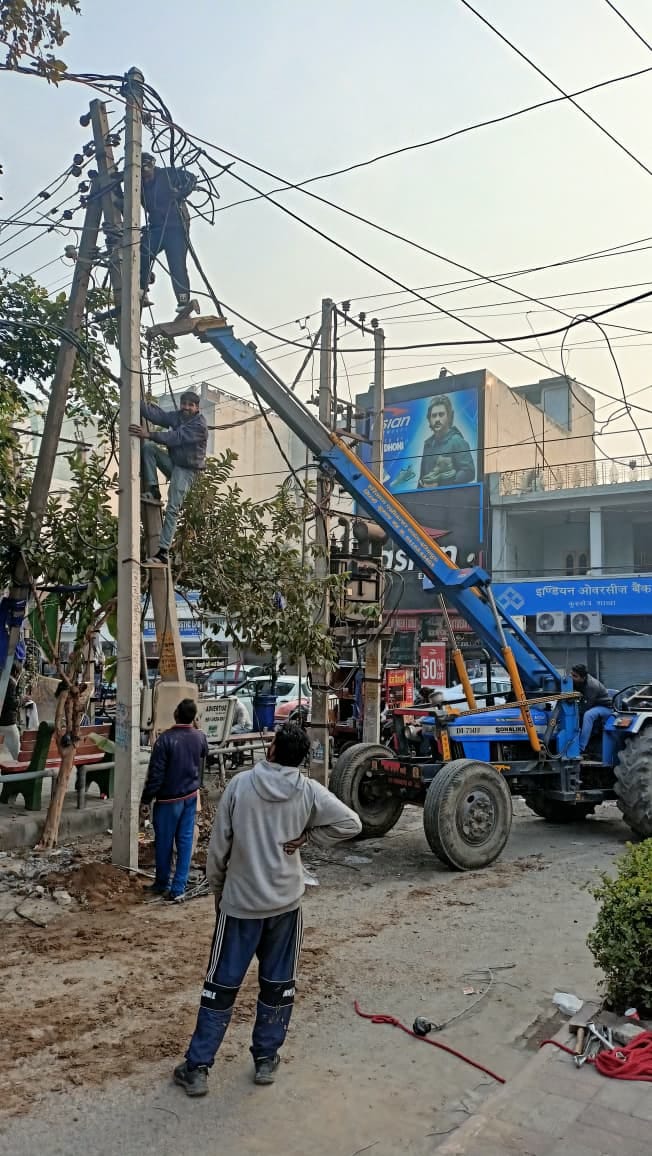 Power supply disrupted in Sector-17 and surrounding areas due to broken pole.