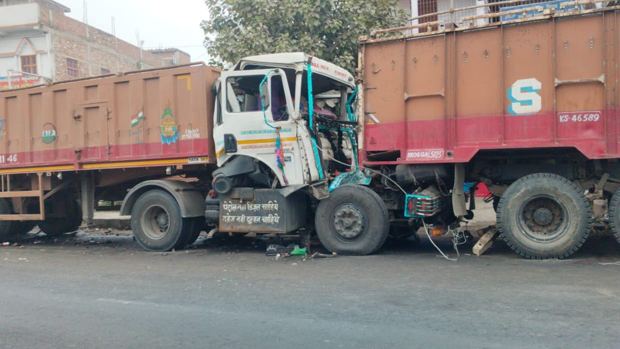 Muzaffarpur Bihar news : truck coming from behind hit parked truck the driver got trapped