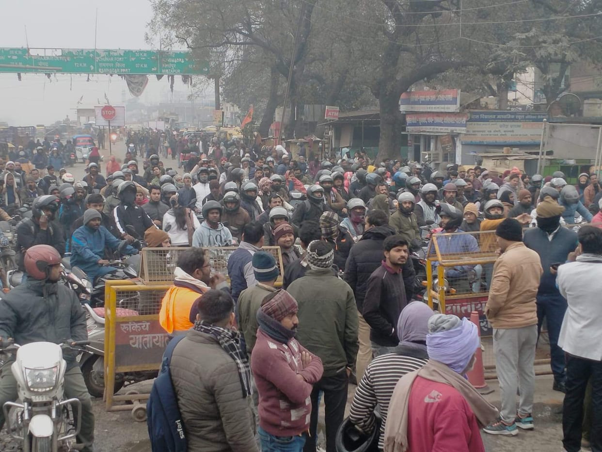 Over 300 people stood for four hours in the morning, Rajghat bridge opened at 10.20 am