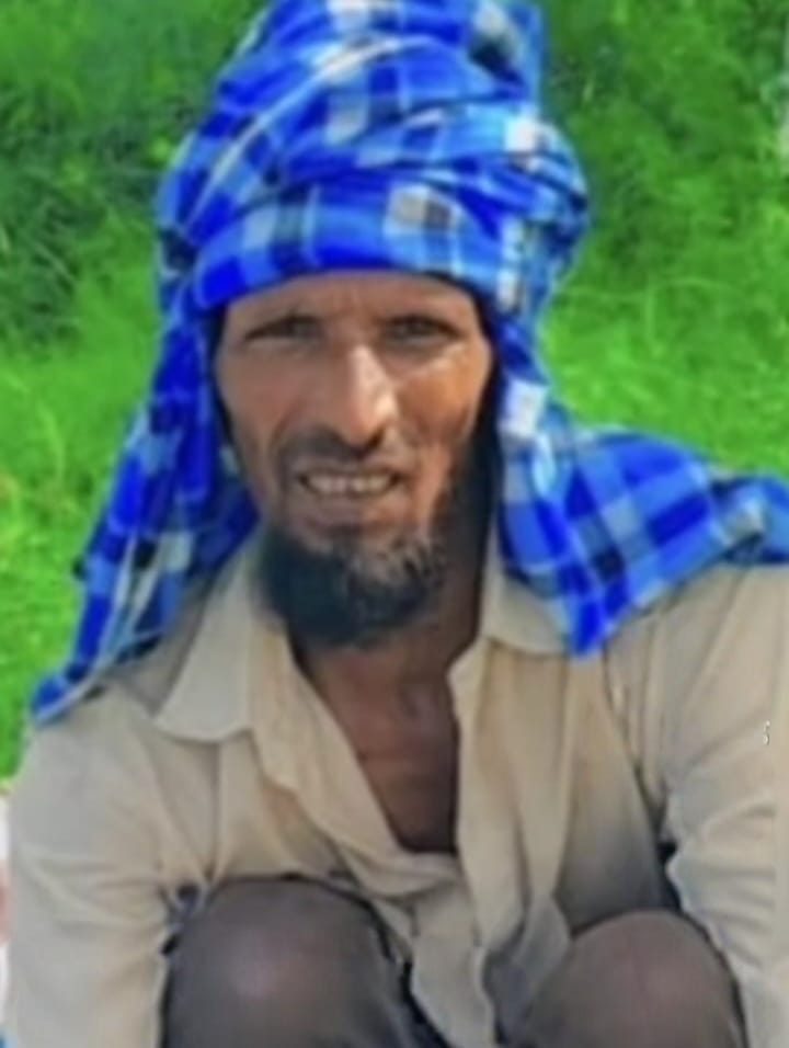 A bus collided with a tractor, a farmer who fell off was killed, and villagers blocked the road.
