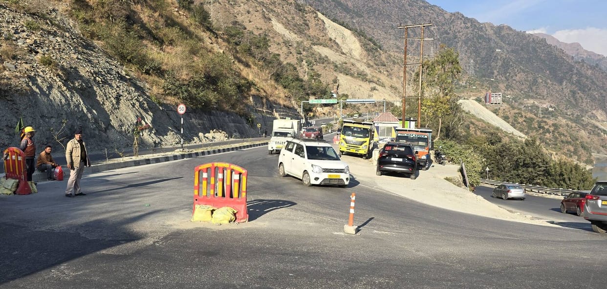 Traffic pressure increased from Pandoh to Khoti Nala, additional police personnel deployed