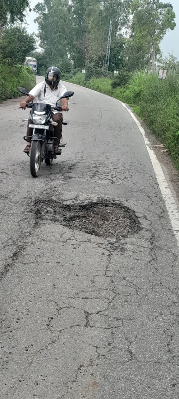 Deep potholes on the state highway, two-wheeler riders are getting injured