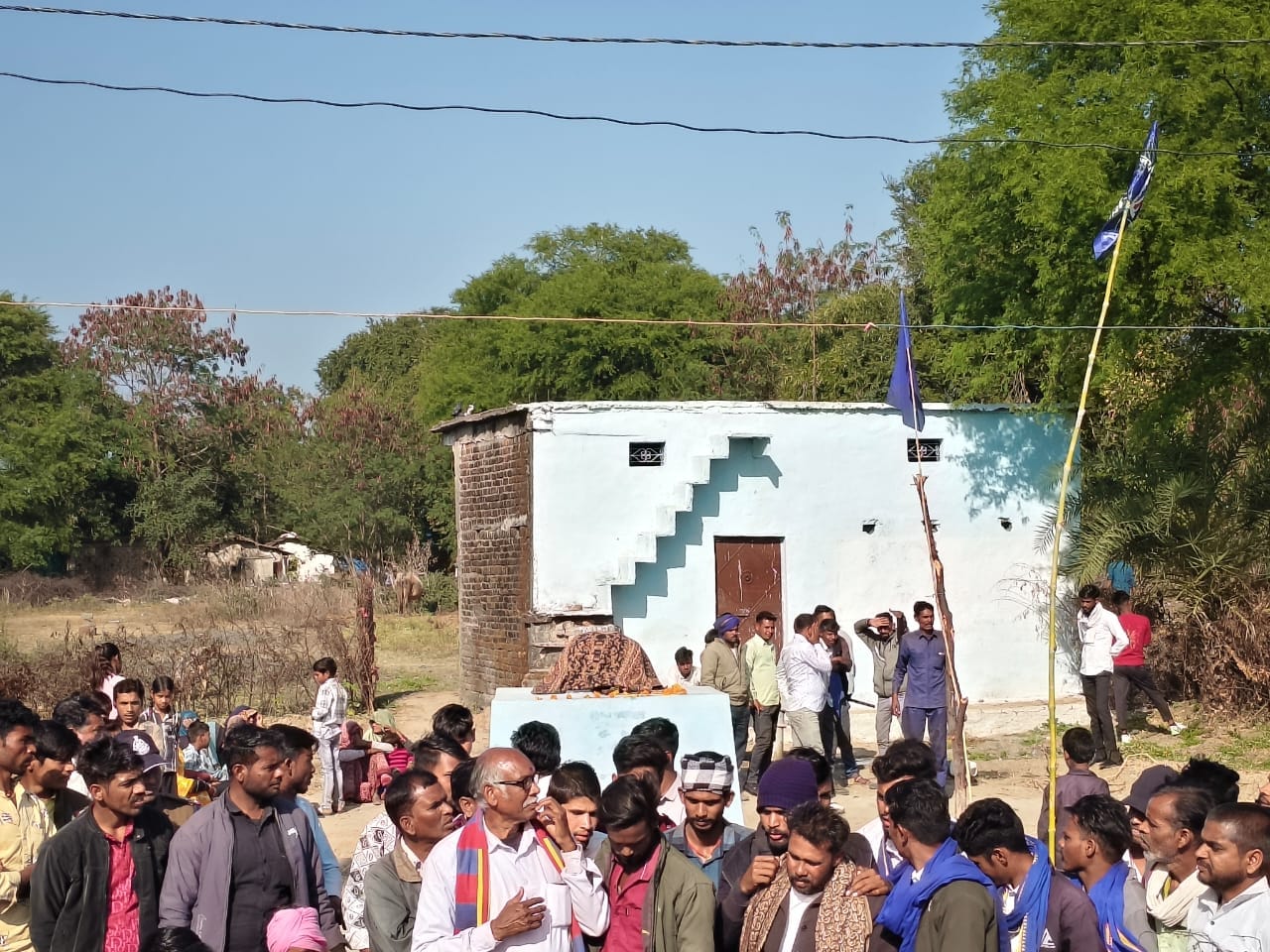 प्रदर्शन करते लोग