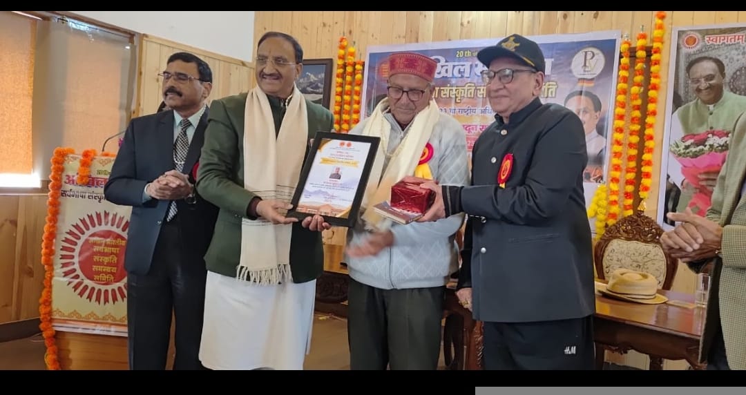 Theatre artist Vimal Bahuguna receives the Culture Coordination Shivalik Award