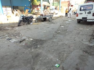 The broken road to the new vegetable market poses a risk of accidents and waterlogging during the rains