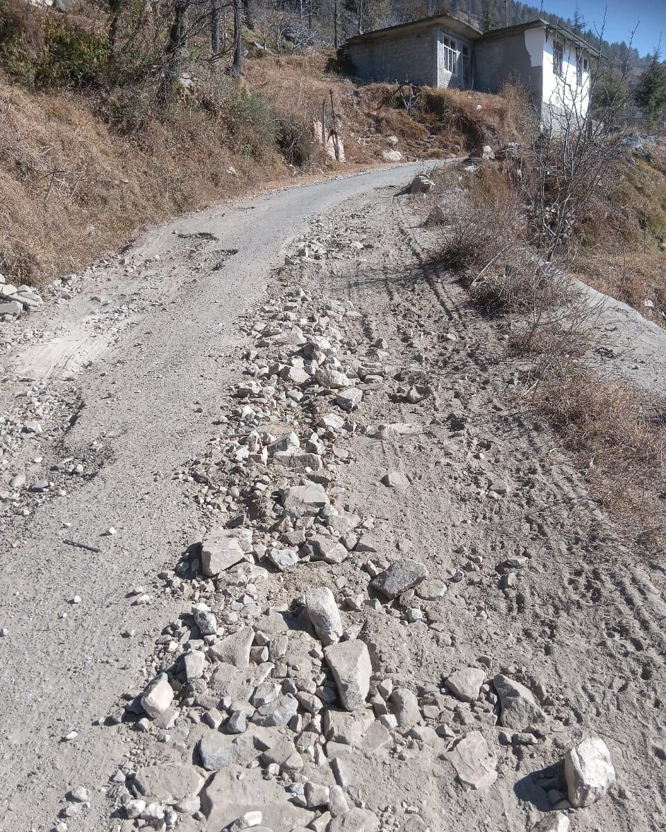 Sunda-Sanei road in bad condition, villagers and gardeners troubled