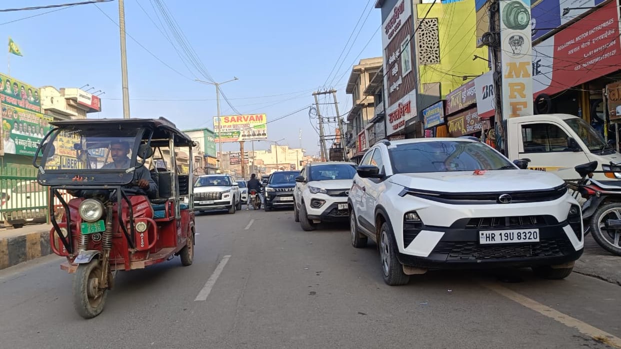 There is no parking arrangement in the city, the Municipal Council marked five places and forgot about it.