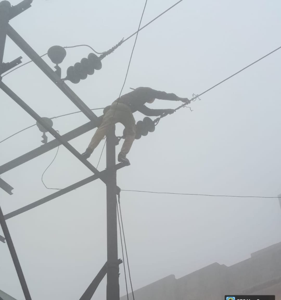 Two insulators burst at night, power supply disrupted for six hours