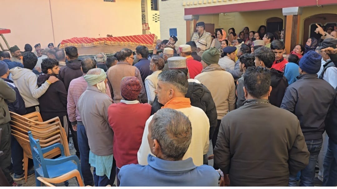 The funeral of the married woman took place in the presence of the police.
