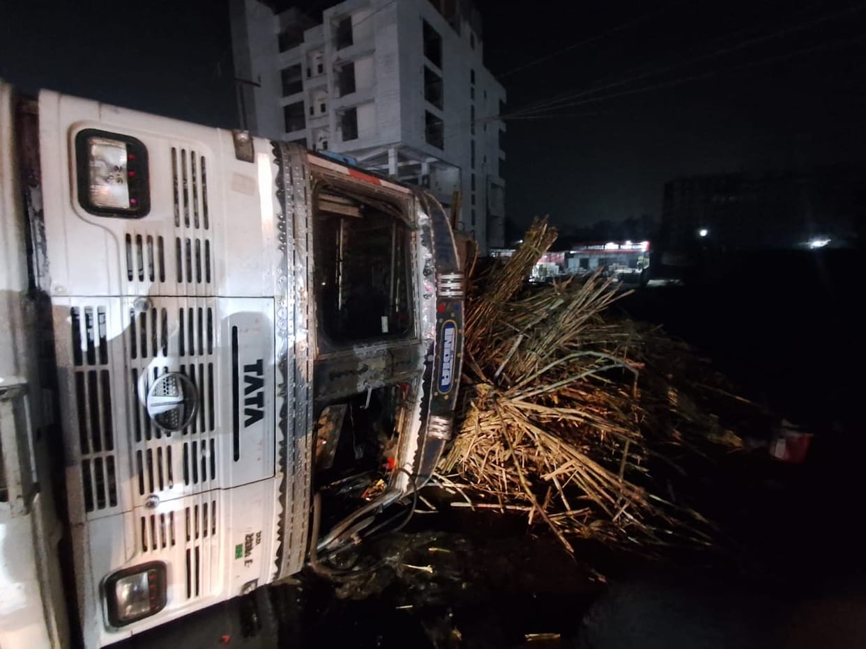 A truck loaded with sugarcane overturned uncontrollably.