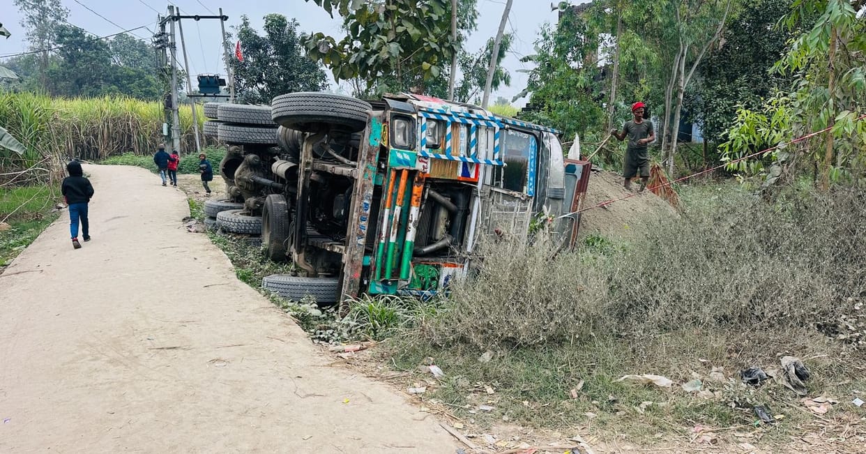 A truck loaded with sand overturned in Ullupur village