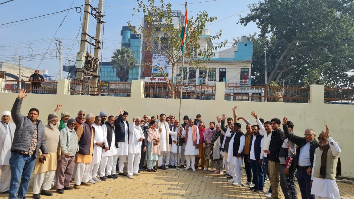 The foundation day was celebrated at the district Congress office.