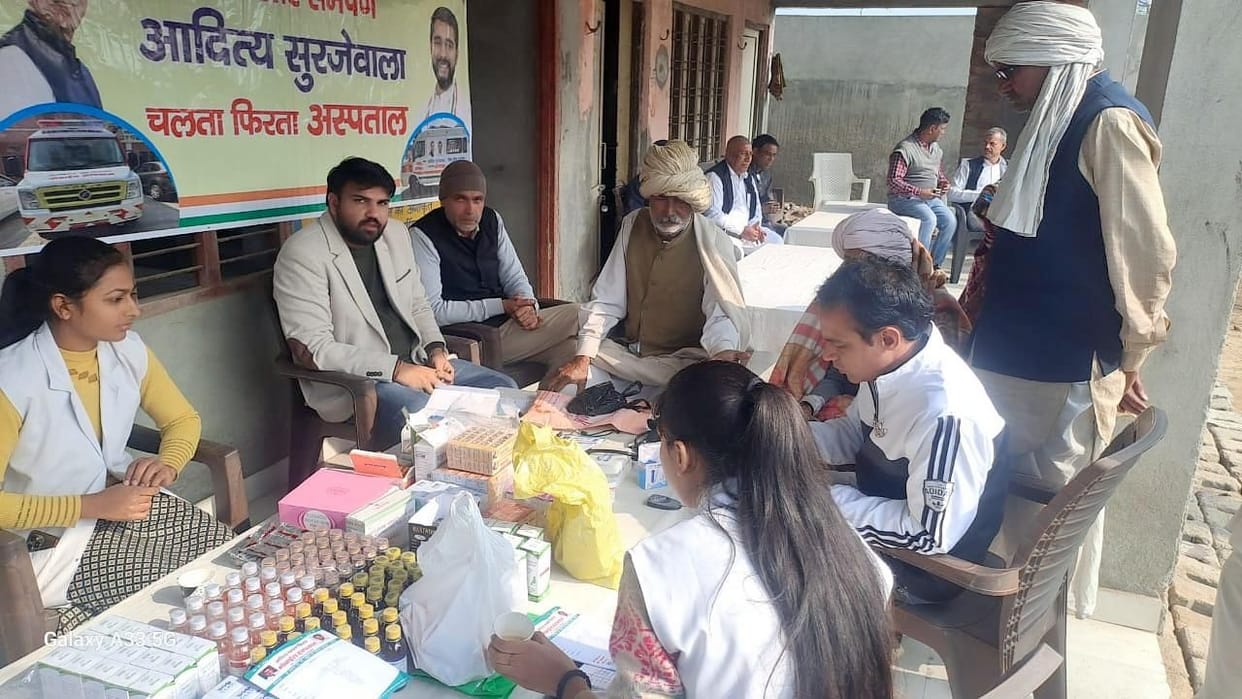 The free mobile hospital service reached the village of Sinsar, and villagers underwent check-ups.