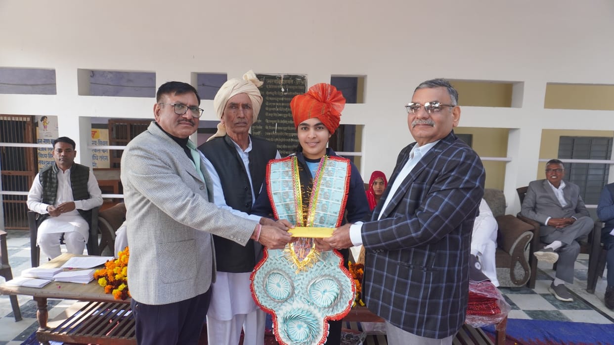 Shooting world champion Suruchi was honored by being presented with a turban.