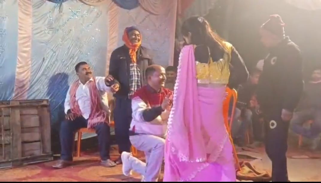 motihari Bihar News Viral video of teacher sparks uproar, embarrasses education department