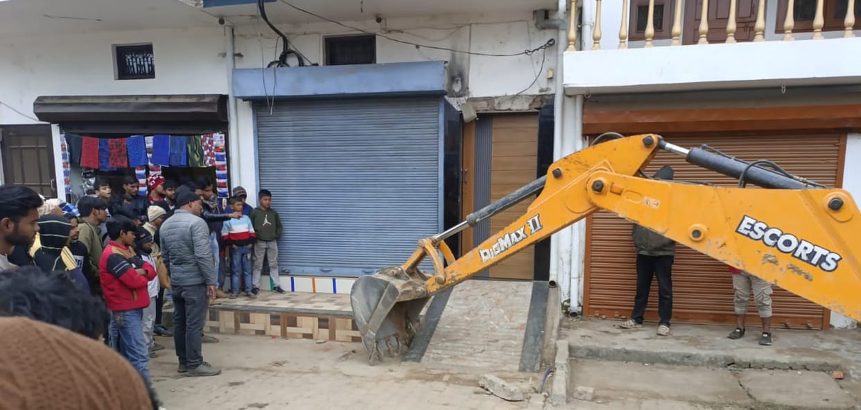 Bulldozers ran at 10 places in Balrampur, and sidewalks were cleared in Tulsipur