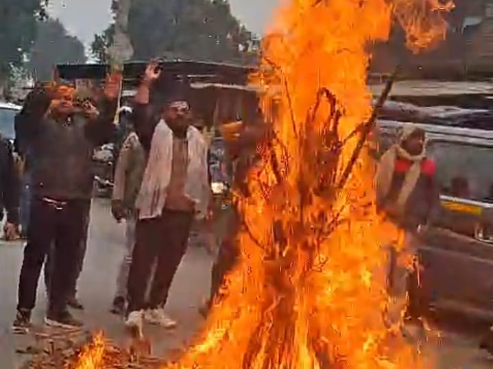 Bajrang Dal burnt the effigy of the Bangladesh government