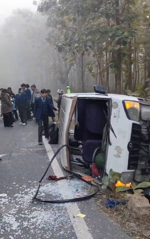 Van overturns in Chilio forest, student seriously injured