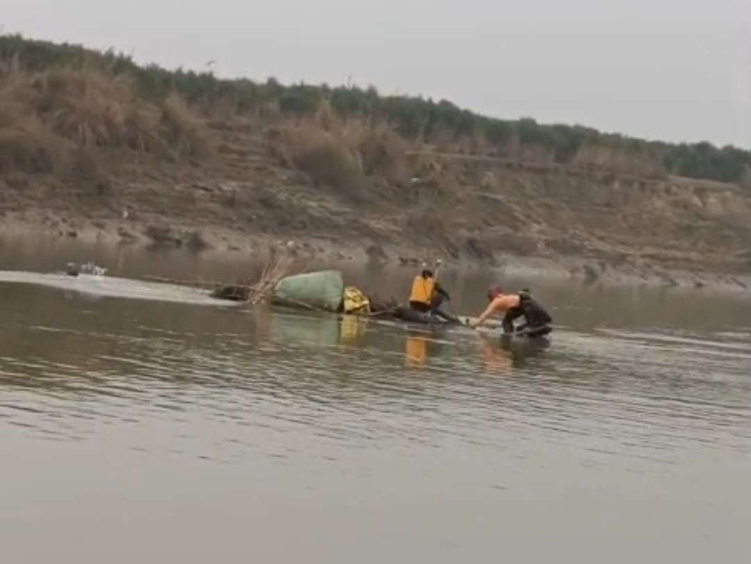 Boat capsizes in Saryu River...people start drowning, fishermen become angels