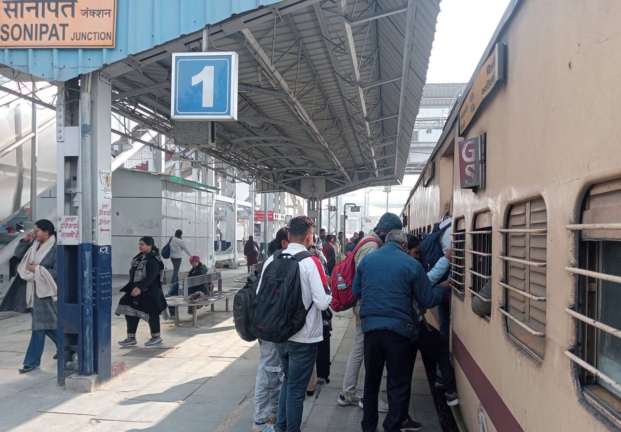 Unchahar is 13 hours late, Amrapali 9 hours late, Shan-e-Punjab 8 hours late, and Netaji Express is 7 hours late.