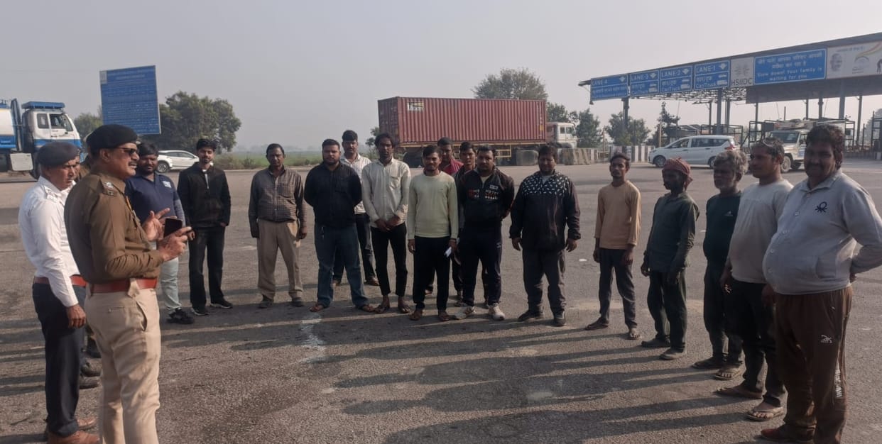 Reflective tape was applied to vehicles on the KMP Expressway.