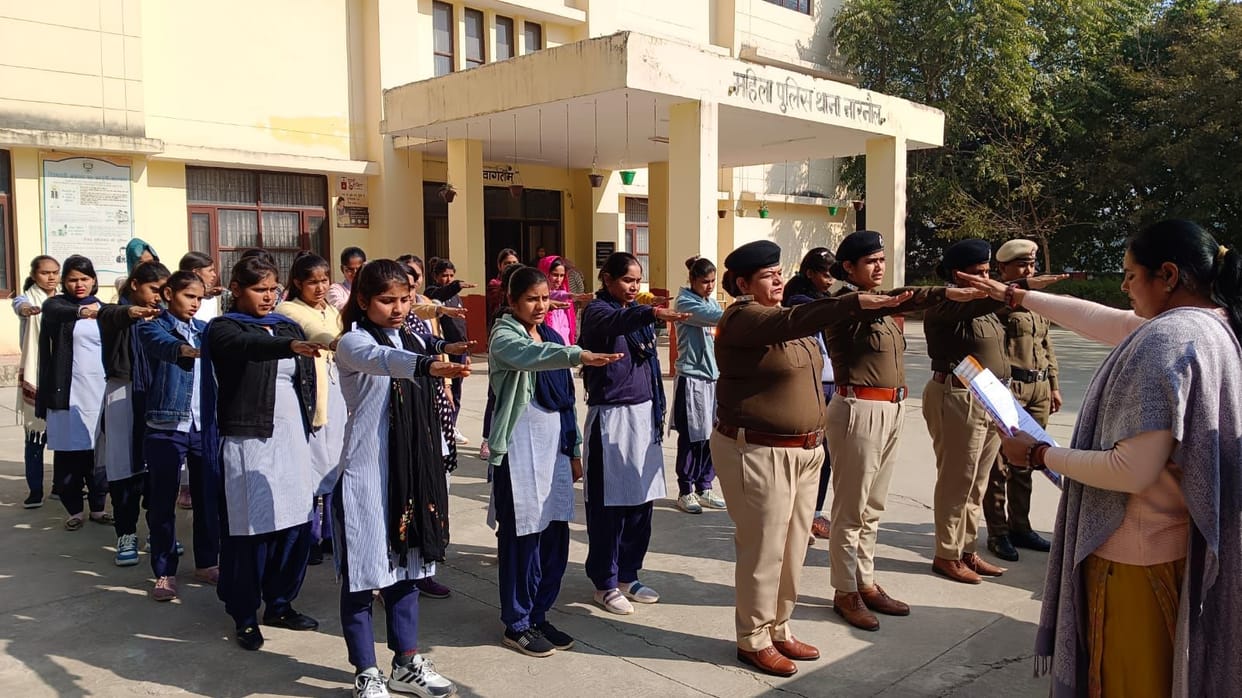 The station in-charge familiarized the students with the importance of the helpline number, Dial 112.