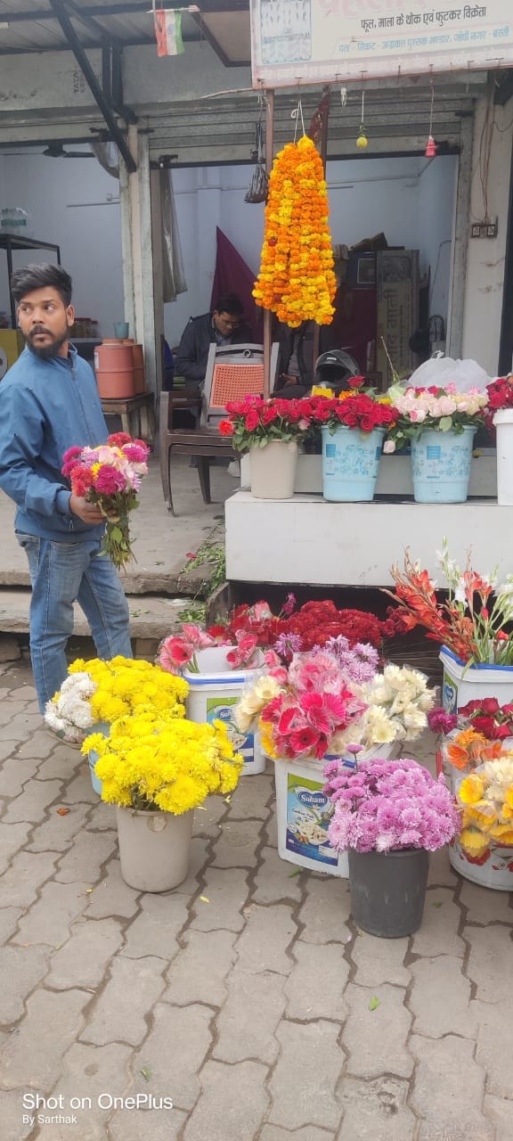 Flowers brighten the market to welcome the New Year, boosting business