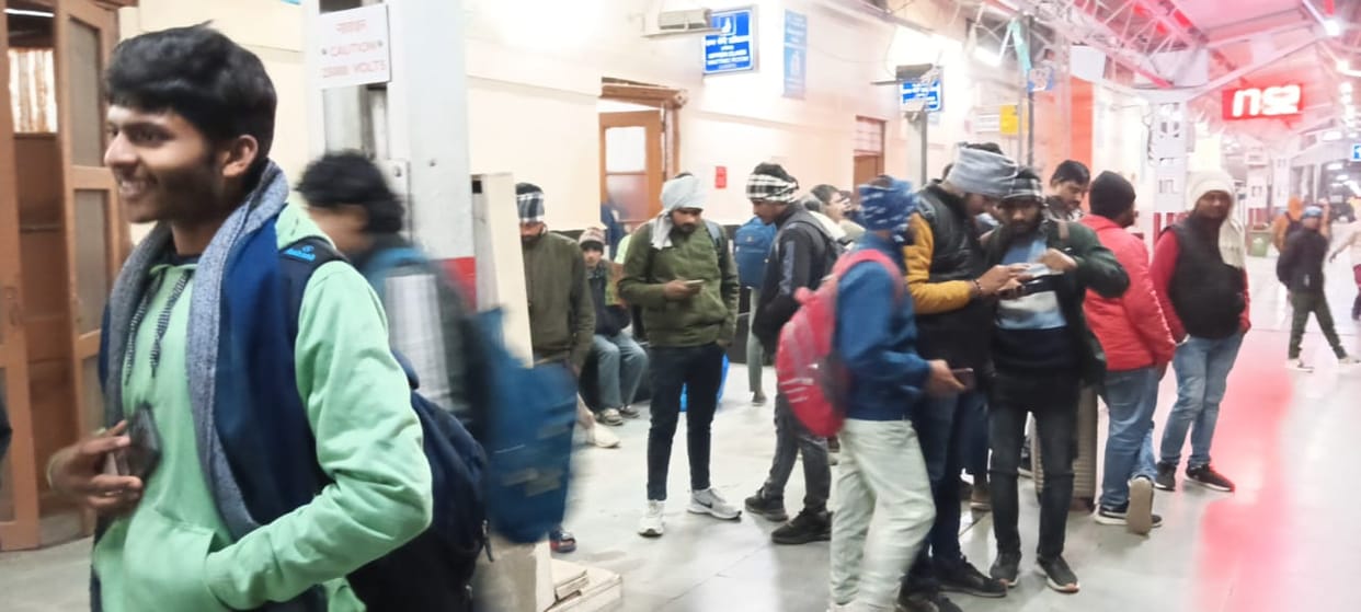 Trains arrived 12 hours late, schools up to class 12 will remain closed today and tomorrow.