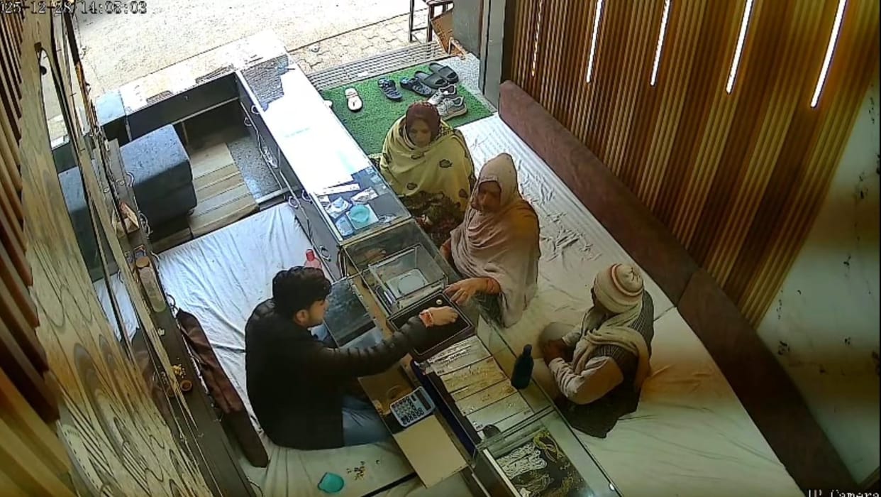 Gold ring stolen from jeweler's shop, caught