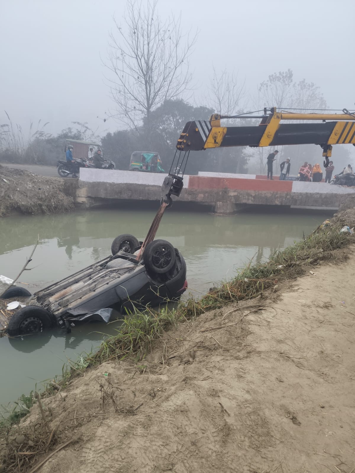 Due to fog, the car fell into the drain, the driver was rescued by breaking the glass.