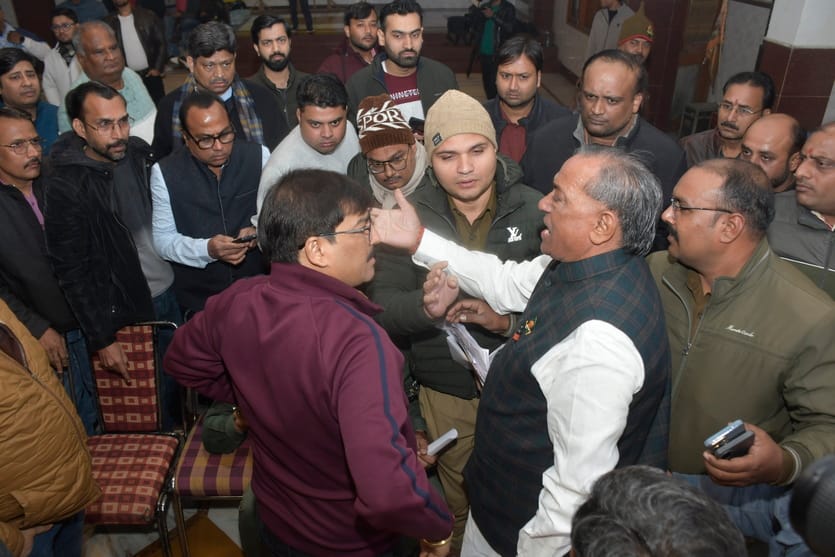 Shyamji Sakha Mandal split into two, officials clashed with each other, police also arrived