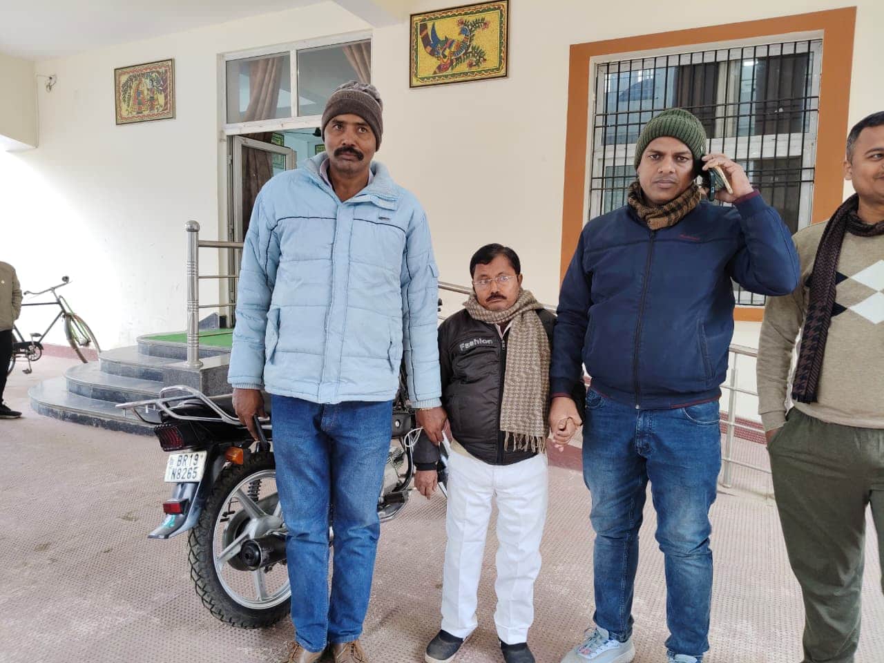 निगरानी टीम के साथ गिरफ्तार आरोपी ऑफिस