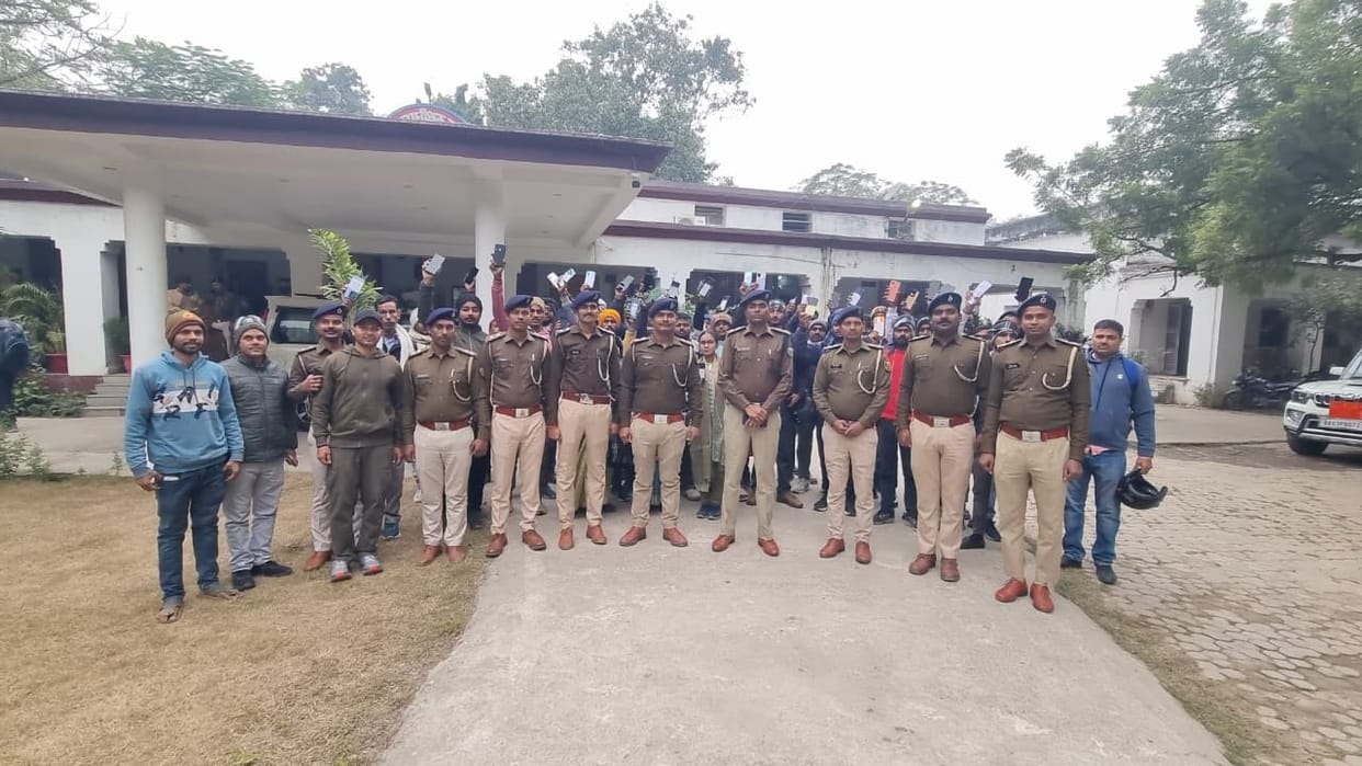 Under Operation Muskan, 106 people received mobile phones