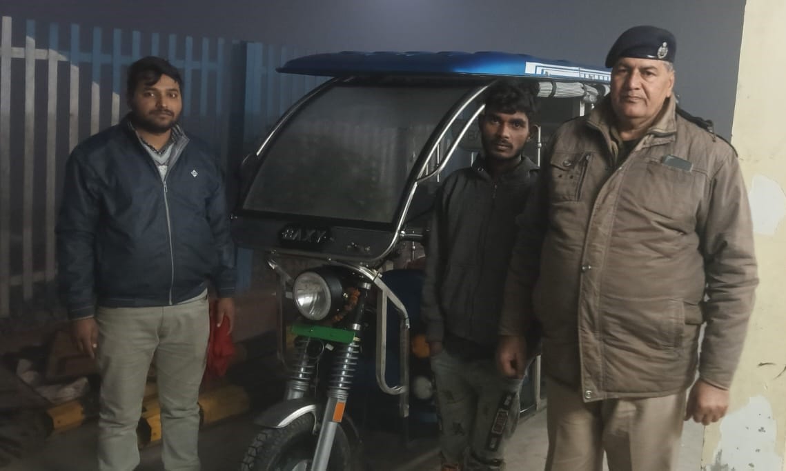 Railway crossing boom broken, e-rickshaw driver arrestedRailway crossing boom broken, e-rickshaw driver arrested