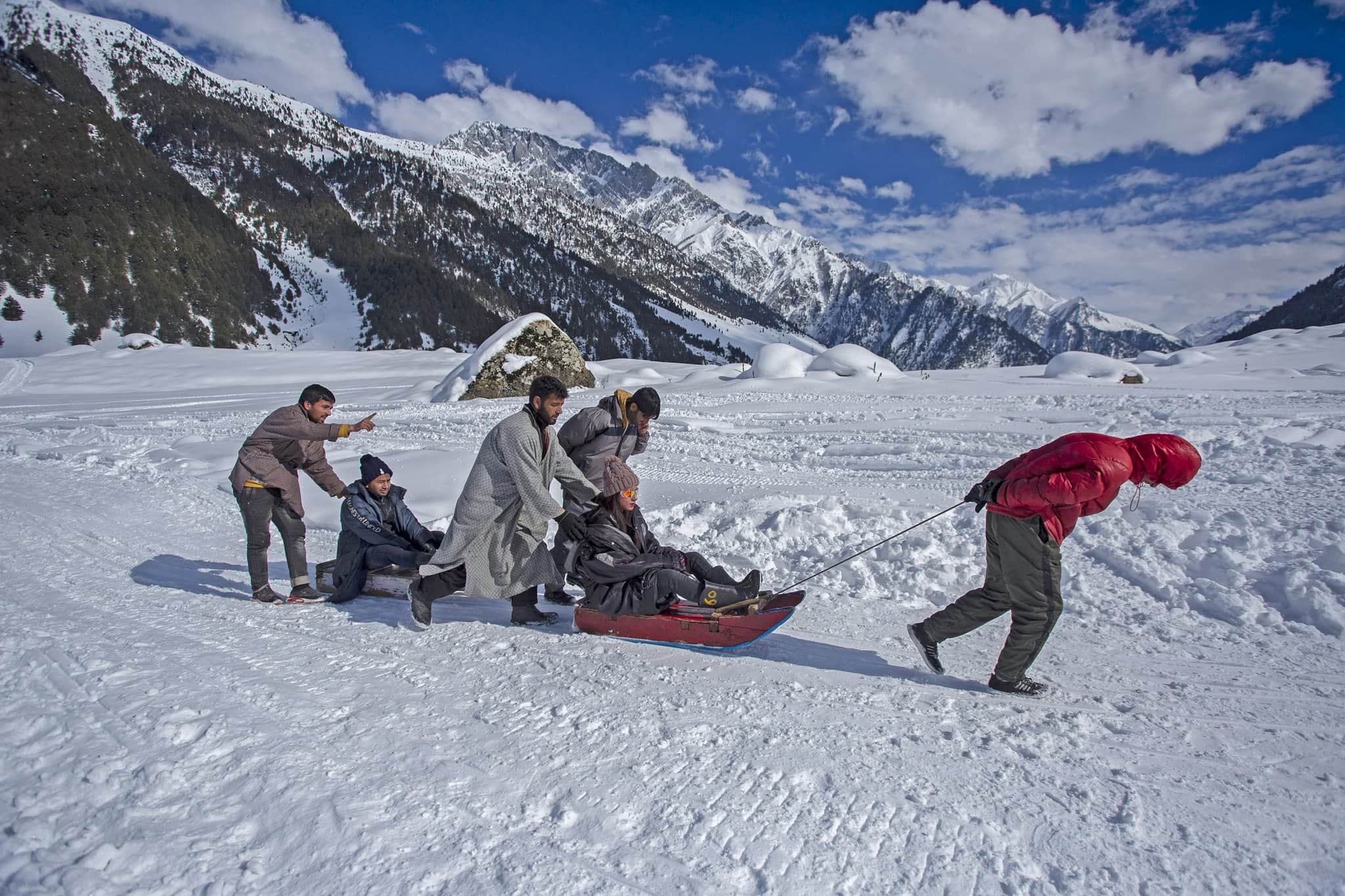 सोनमर्ग  में स्लेज पर पर्यटक। संवाद