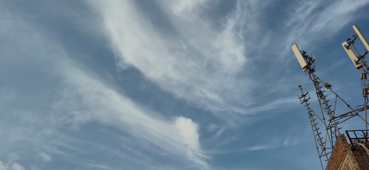 Despite the sunshine, the chill persisted; clouds increased the cold in the evening